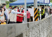 黃偉哲視察永康大灣地區排水及防汛整備工作 超前部署以以減少淹水帶來的損失
