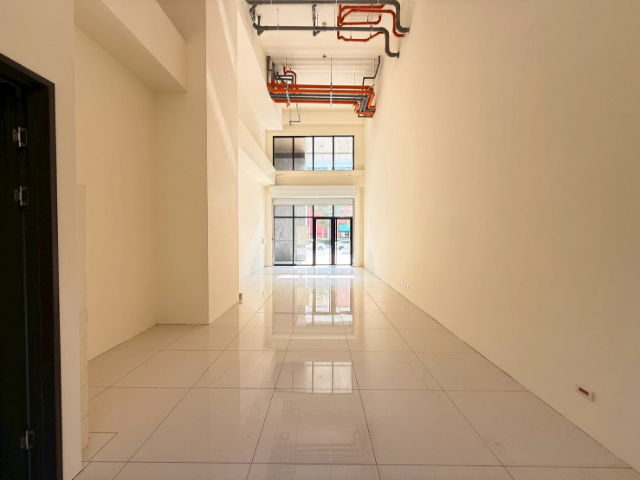 高鐵三井outlet旁高人氣金店面