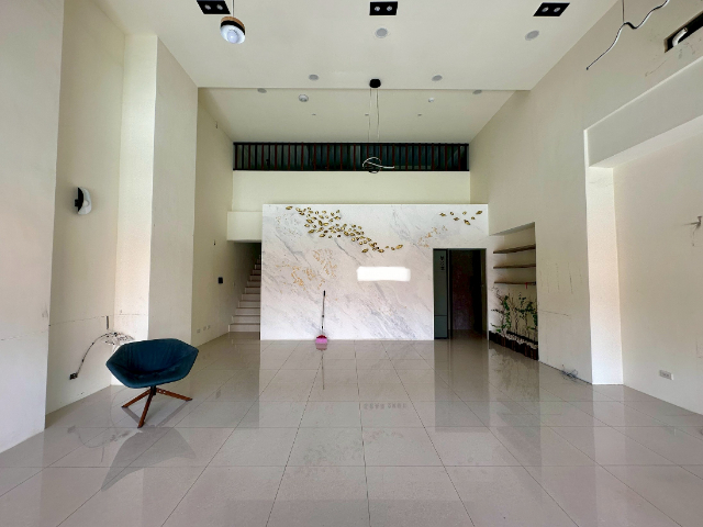 三井旁大面寬賺錢店面