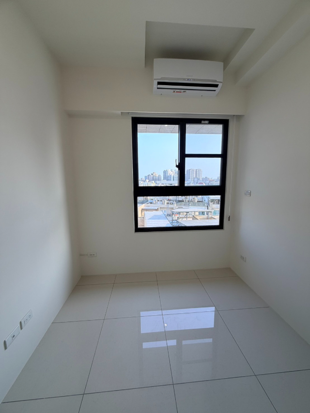 鄰花園夜市全新2房平車